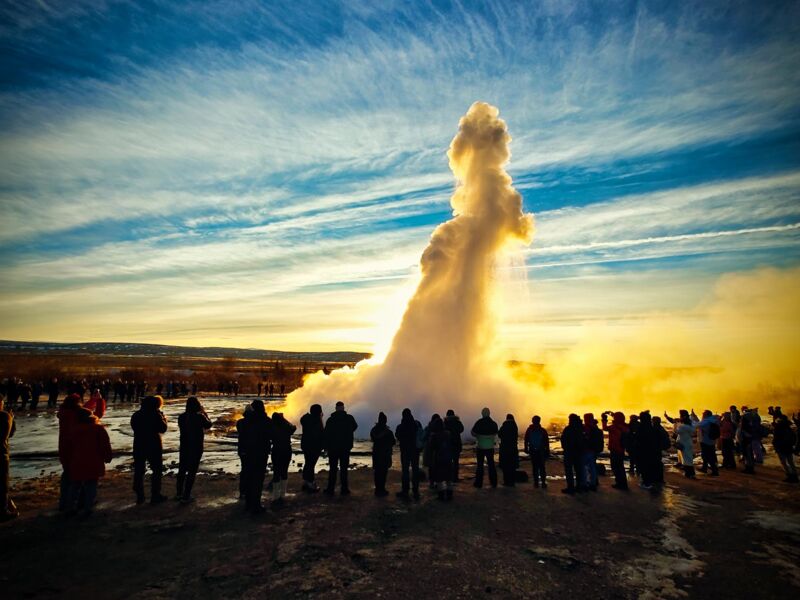 Strokkur mit Touristen