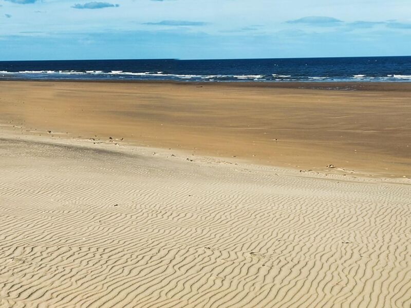 Viel Sand und ein bisschen Meer