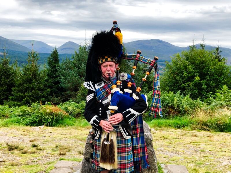 Dudelsackspieler am Glen Garry Viewpoint