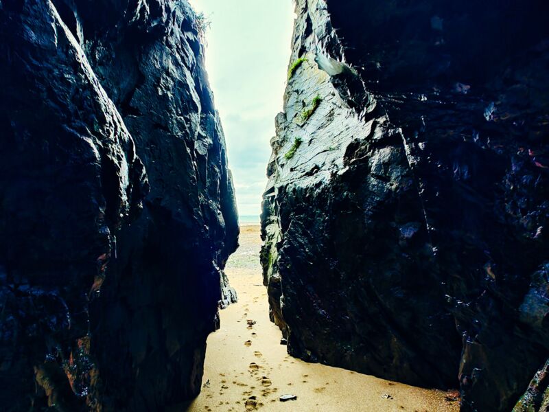 Höhle am Strand von Étables-sur-Mer