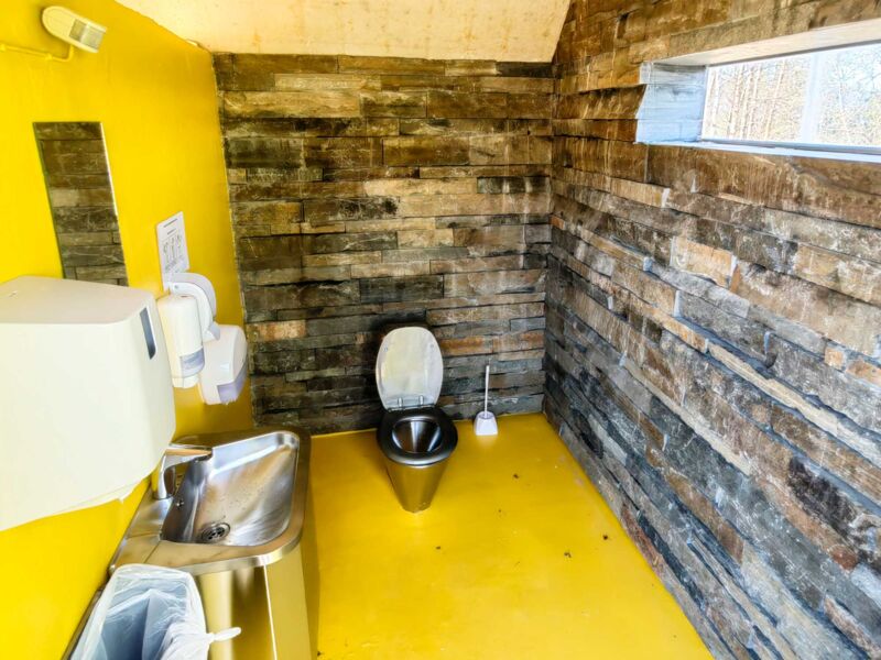 Rastplatz-Toilette von Innen