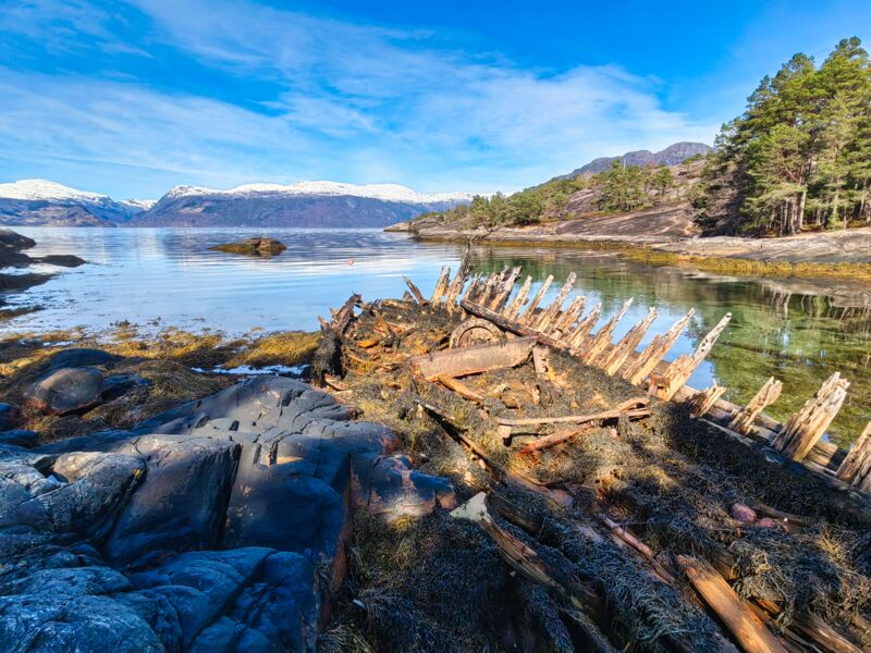 Schiffswrack am Hardangerfjord
