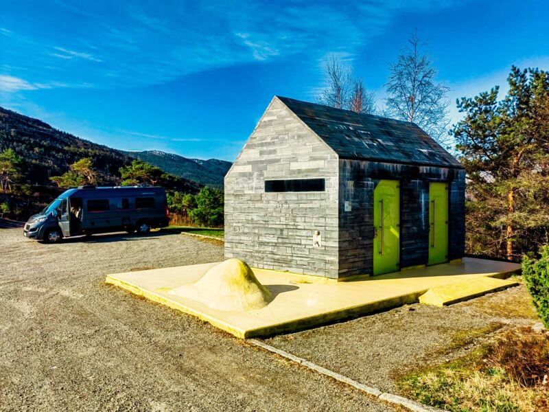 Preisgekrönte Architektur im öffentlichen Raum – Design-Toilette auf einem Rastplatz