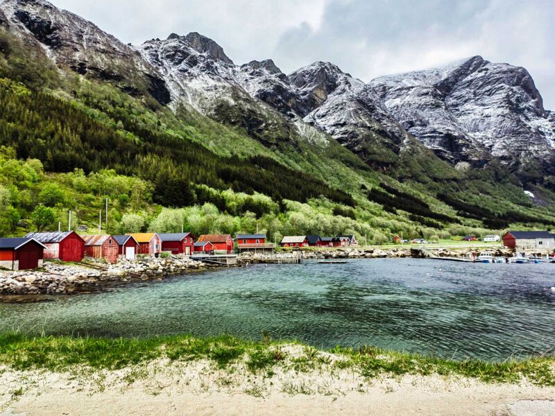 Oben frischer Neuschnee im Juni